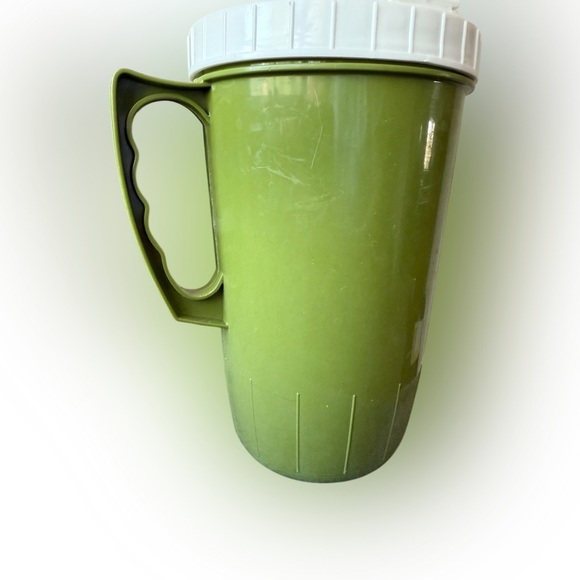 Vintage Tupperware Green Pitcher with White Flip-Top Lid – 8.5” Tall - Picture 3 of 10
